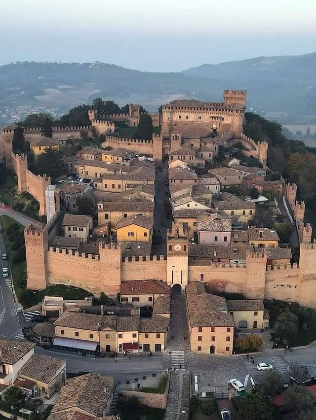 The village of Gradara in Italy 🥰🇮🇹 