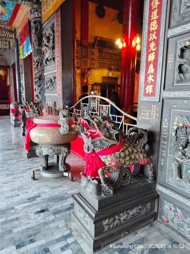 เยี่ยมชมศาลาฤดูใบไม้ผลิและฤดูใบไม้ร่วง