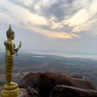 เขาพระยาเดินธง 