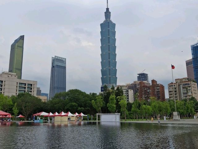 Visit the historic Sun Yat-sen Memorial Hall in Taipei, Taiwan