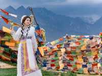 Timeless Beauty in Lijiang: A Tibetan Costume Photoshoot Amidst the Grasslands