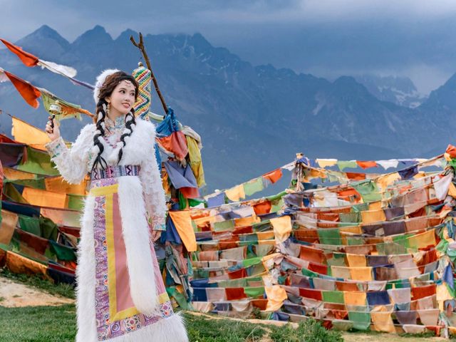 Timeless Beauty in Lijiang: A Tibetan Costume Photoshoot Amidst the Grasslands