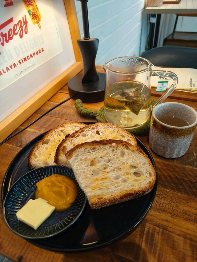 A Cozy Hideout for Bookworms and Brunch Lovers