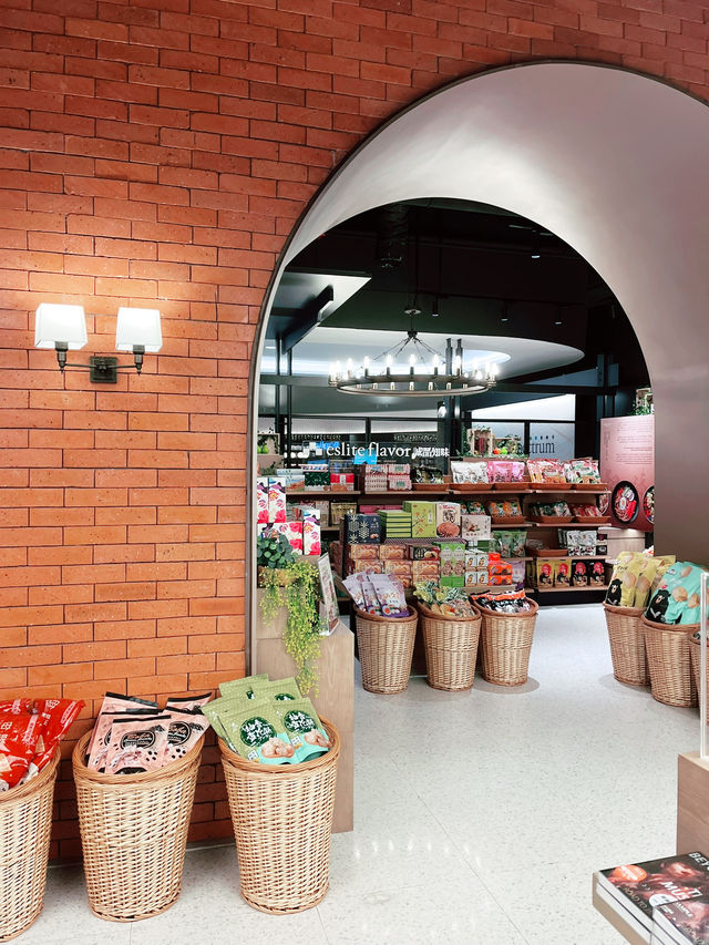 “Discover Eslite Spectrum at The Starhill KL: A Visual Wonderland”