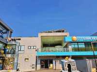 「老楊方城市」觀光工廠位於嘉義縣大林鎮，是一個專門介紹老楊方塊酥歷史和生產過程的場所。