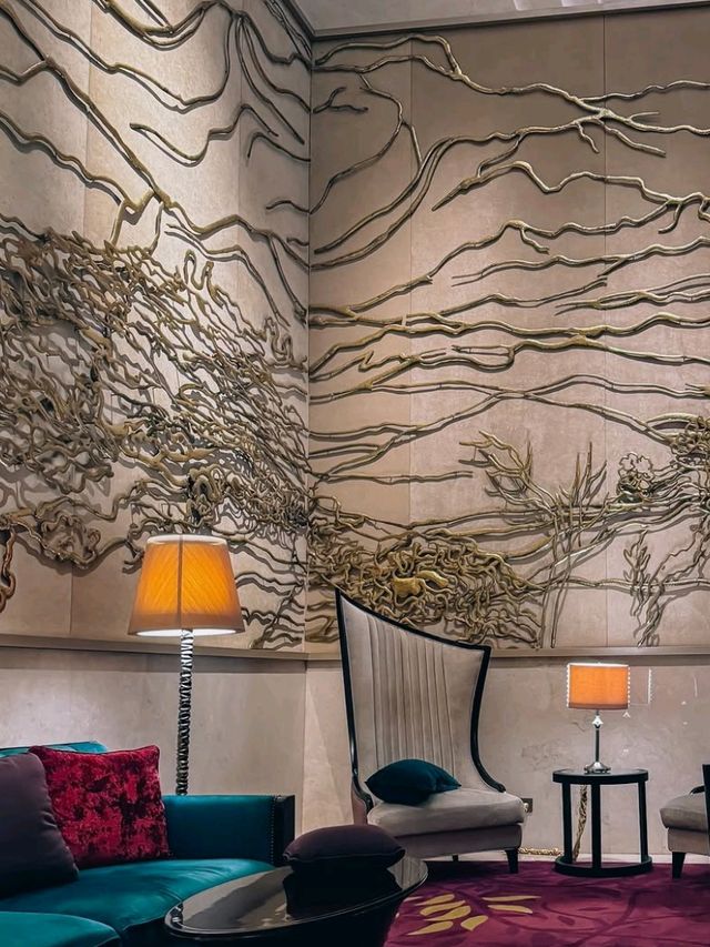 🇮🇩💫 Luxury with a Splash of Art: Discover Raffles Jakarta! 🖼️🌺
