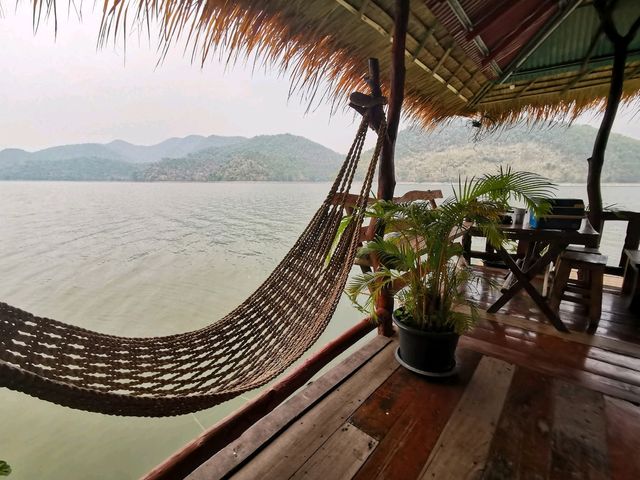 ที่พักสุดชิลในเมืองกาญจน์ Sweet Home Floating