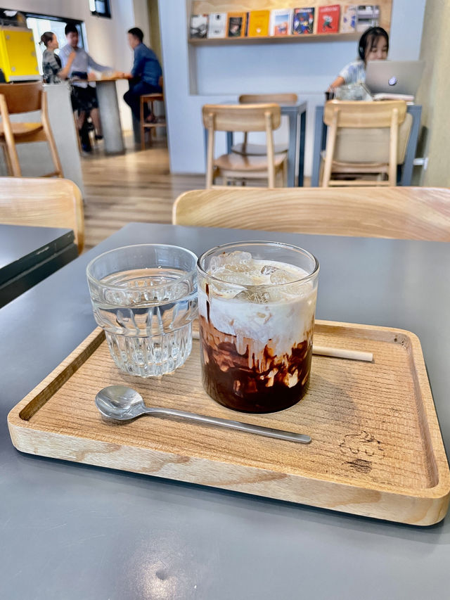 하노이 바딘에 있는 아늑한 happy brew coffee