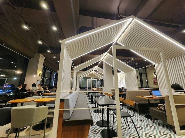 대한민국 구미 | 금오산 아래 아늑한 휴식처: 할리스 커피! ☕️🌿