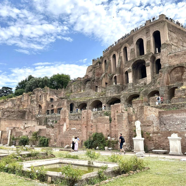 2000年の時を越えて、コロッセオは今もローマの心臓。