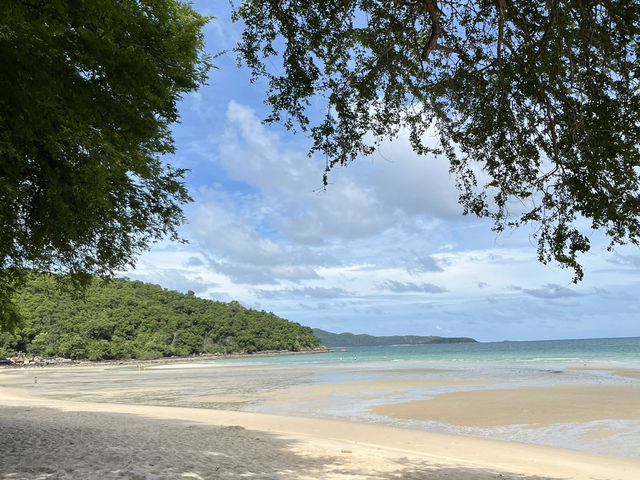 🌴✨ 　ガラスのように輝く白い砂浜、サイケオビーチで心もリフレッシュ。