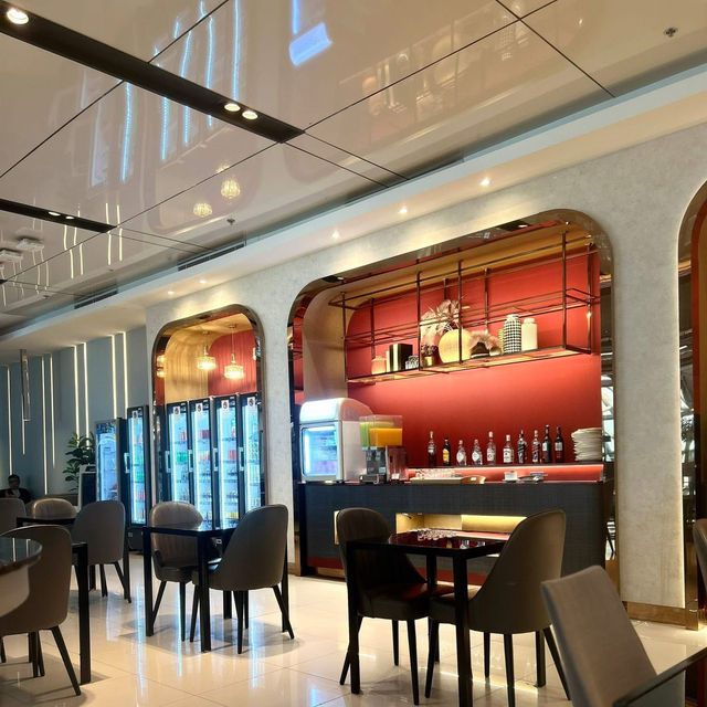 ✈️ スワンナプーム空港で快適な旅を！ タイ料理からカフェ、免税店まで充実の施設で、出発前の時間もゆったり過ごせます。 