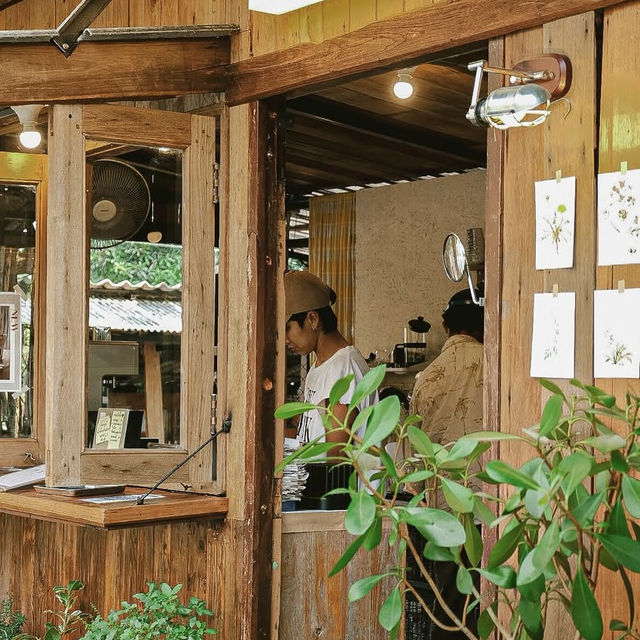 อยู่ป่า - Yoo Pha Bar & Cafe