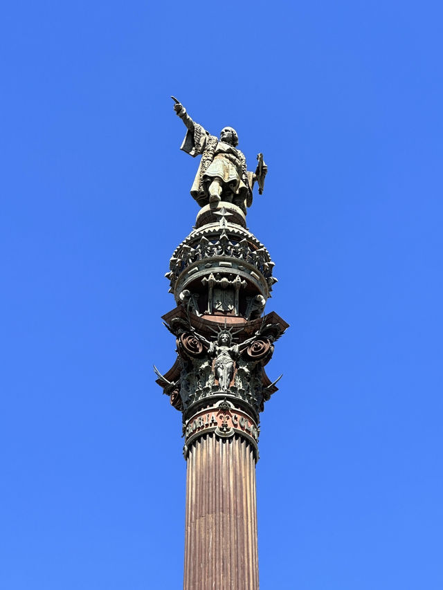 【コロンブスの記念塔（Mirador de Colom）｜ラ・ランブラ通りの海を指さす探検家】