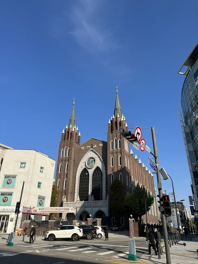 The adjacent Edae (이대) area