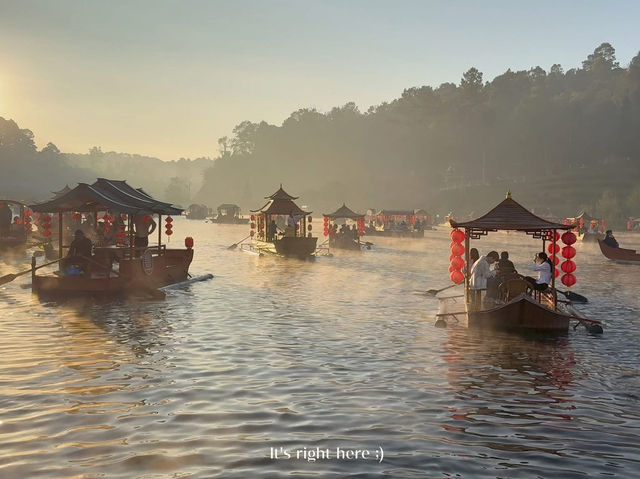 ล่องเรือบ้านรักไทยตอนเช้าในหมอกฝัน ☁️🚣‍♀️