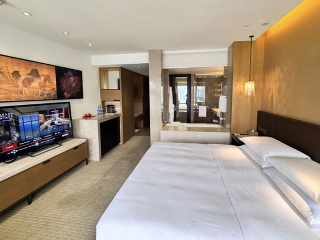 Grand Hyatt Hong Kong: Unbeatable Harbour Views and Grand Comfort! 🇭🇰🏨