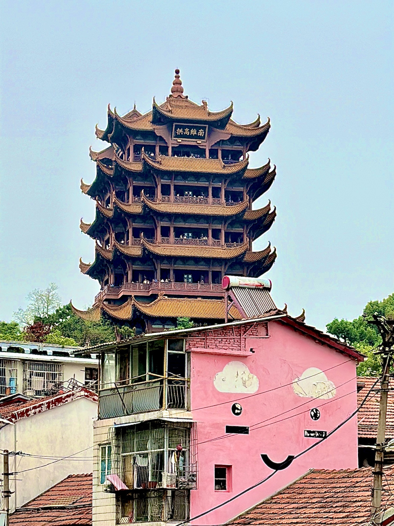 我在武漢度過了精彩的四天！ 😻

這座城市完美地融合了標誌性景點、令人垂涎的美食和寧靜的自然風光。我參觀了傳奇的黃鶴樓，也發現了一個絕佳的機會——從彭劉楊地鐵站的B2層拍攝它令人驚嘆的剪影——這是一個多麼獨特的視角！ 🏯

🩵 我花時間探索了東湖，漫步在寧靜的湖畔，並在戶部巷和其他街頭小吃店品嚐了熱乾面、鴨脖和辣炒麵等當地美食。 🍗

🏨 我在漢口大道亞朵酒店的住宿體驗非常棒——服務熱情周到，房間乾淨舒適，地理位置優越，方便觀光和用餐。 🚇

💎 每一天都感覺很特別，我很高興能從各個角度體驗武漢的魅力。強烈推薦！

#malaysiantraveller #malaysian #travel #chinatrip #chinatrip #wuhantrip #武漢 #yellowcranetower #china-malaysiaf #visitchina #中國旅遊 #familytravel