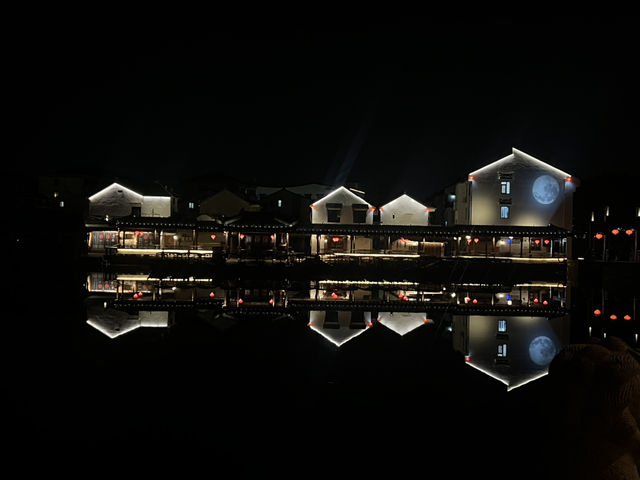 昆山水鄉古鎮：夜色中的光影交織