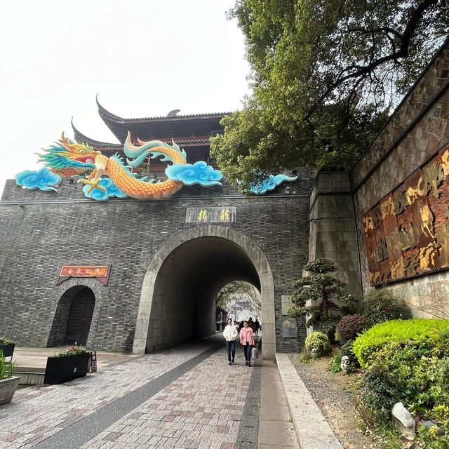 🏮 Wandering Through Hangzhou’s Time-Honored Streets: 河坊街 & 南宋御街