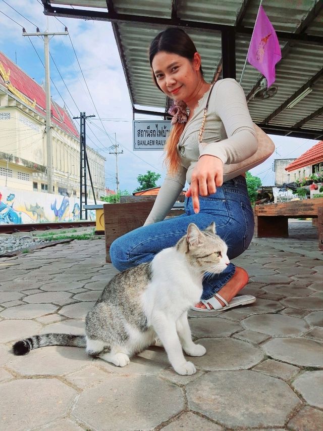 สถานีรถไฟบ้านแหลมนั่งสามล้อชมเมืองท่าฉลอม