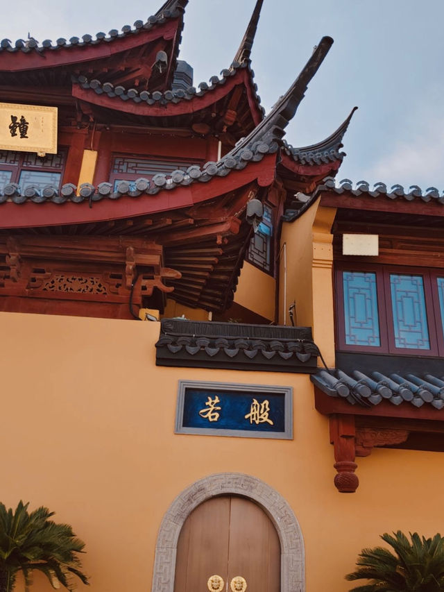 A Grand and Majestic Buddhist Temple