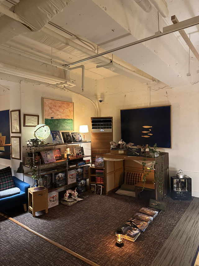 이태원 한가운데 작은 우리만의 비밀공간📚 블루도어 북스 이태원 한가운데 작은 우리만의 비밀공간📚 블루도어 북스