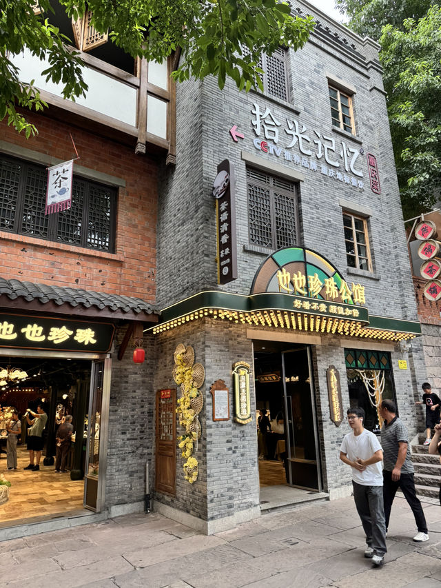 十八梯: Chongqing’s Ultimate Mix of Culture, Shopping, and Sips 🎭🛍️