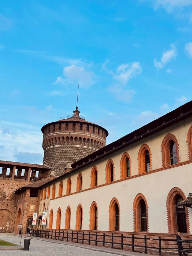 🏰✨ Exploring Castello Sforzesco in Milan 🌳🎨  