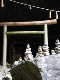 洞窟内の鳥居・・神秘的な雰囲気 願いを叶える為に積まれた石・・