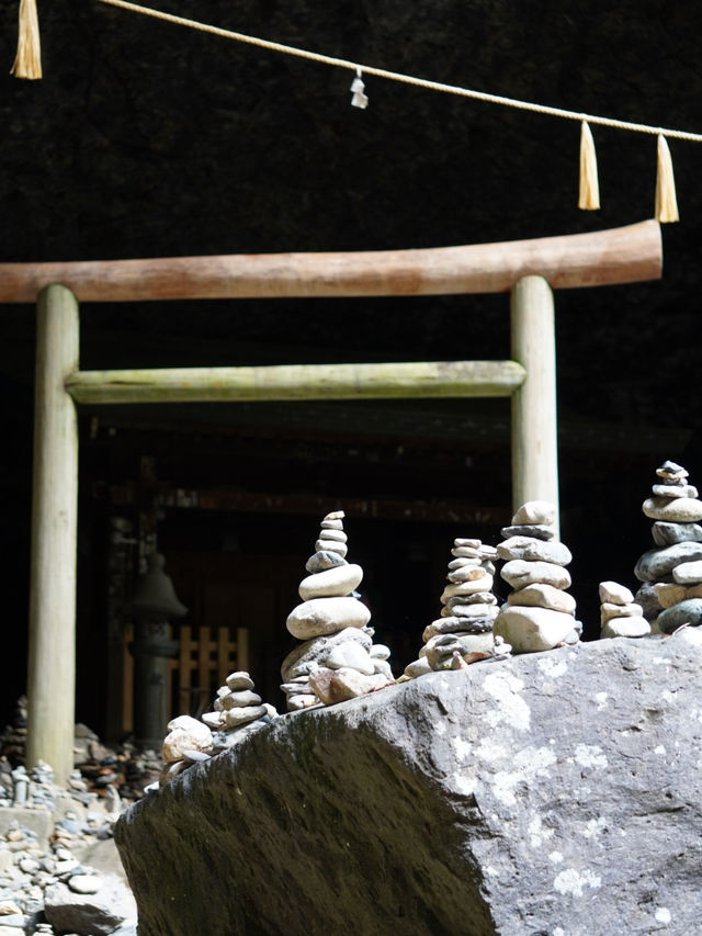 洞窟内の鳥居・・神秘的な雰囲気 願いを叶える為に積まれた石・・