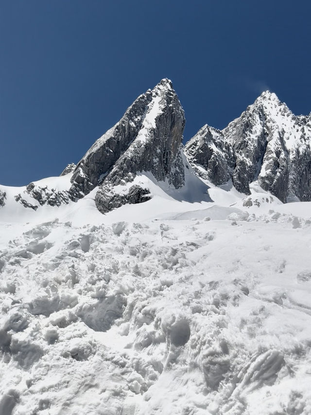 Yulong Snow Mountain : Golden Glow & White Snow