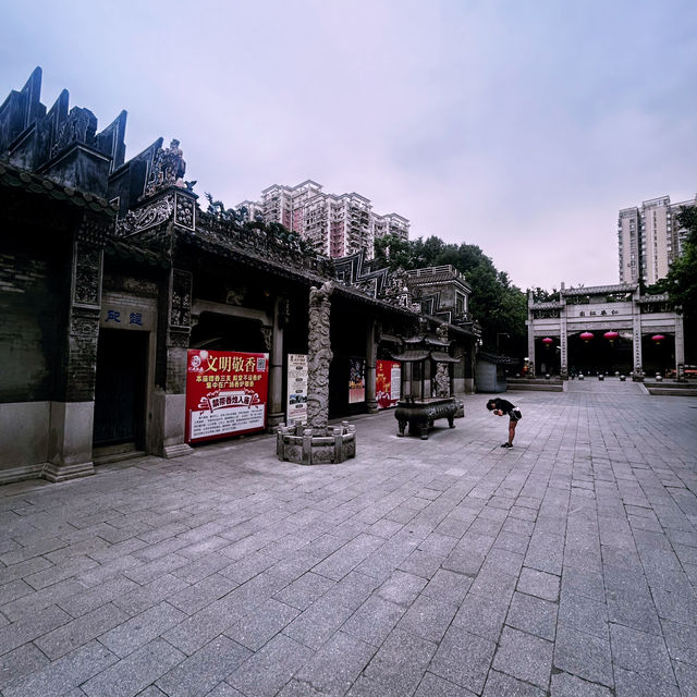 Solo in a Sanctuary of Spirit: Renwei Ancestral Temple, Guangzhou Solo in a Sanctuary of Spirit: Renwei Ancestral Temple, Guangzhou