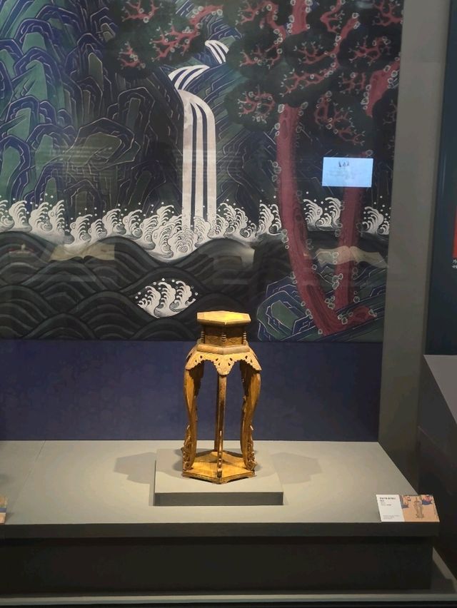 단순한 가구가 아니라 왕의 품격과 권위를 상징하는 예술 작품