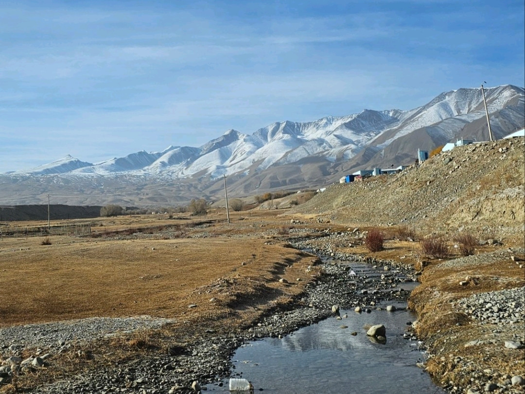 Reflections of Snowy Mountains on the Xiaopanlong Ancient Trail