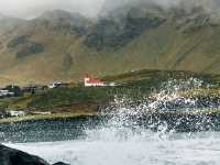 典型北歐教堂設計:紅色屋頂+白白牆身,好搶眼