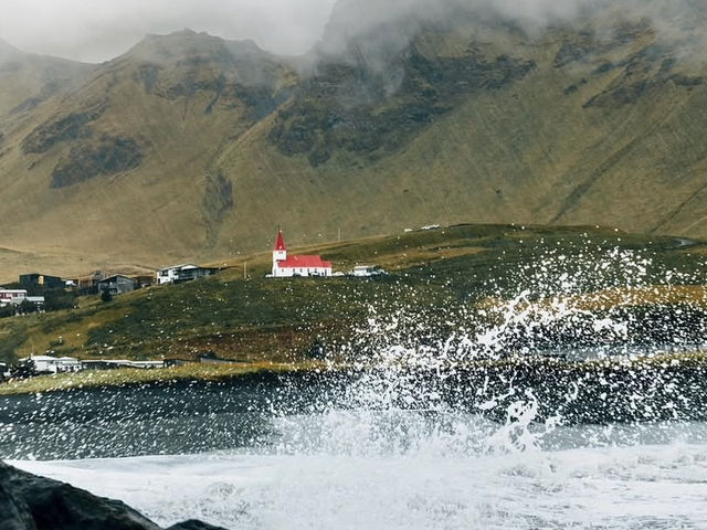 典型北歐教堂設計:紅色屋頂+白白牆身,好搶眼 典型北歐教堂設計:紅色屋頂+白白牆身,好搶眼