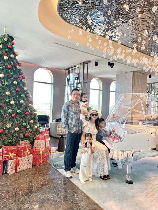 #你好聖誕 我們摯愛的家人在柬埔寨王國西哈努克市（海洋省）的阿朱那酒店度過了一個美好的聖誕假期！

飯店的聖誕裝潢美輪美奐，環境舒適宜人，處處體現高品質的服務！

飯店提供的餐點也同樣美味可口，品質優良！尤其值得一提的是，飯店提供了多種用餐選擇，我們可以在豪華大廳、泳池畔、餐廳用餐，甚至在我們豪華的行政大床房內享受美食！

總而言之，阿朱那酒店為我們摯愛的家人提供了五星級的服務！強烈推薦這家酒店！