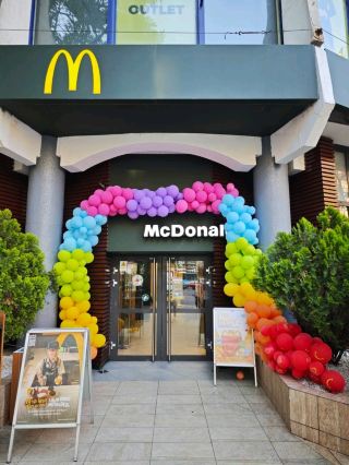 무료 와이파이 및 야외 좌석 공간 제공, #맥도날드 - 루마니아 부쿠레슈티