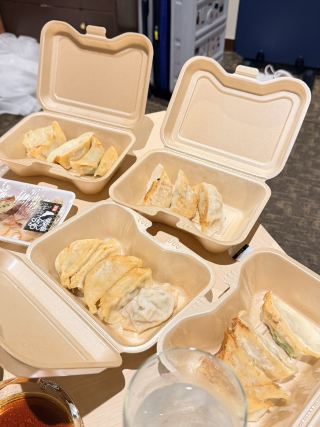 来らっせ 本店 — 宇都宮餃子を一度に全部味わえる天才的なスポット。