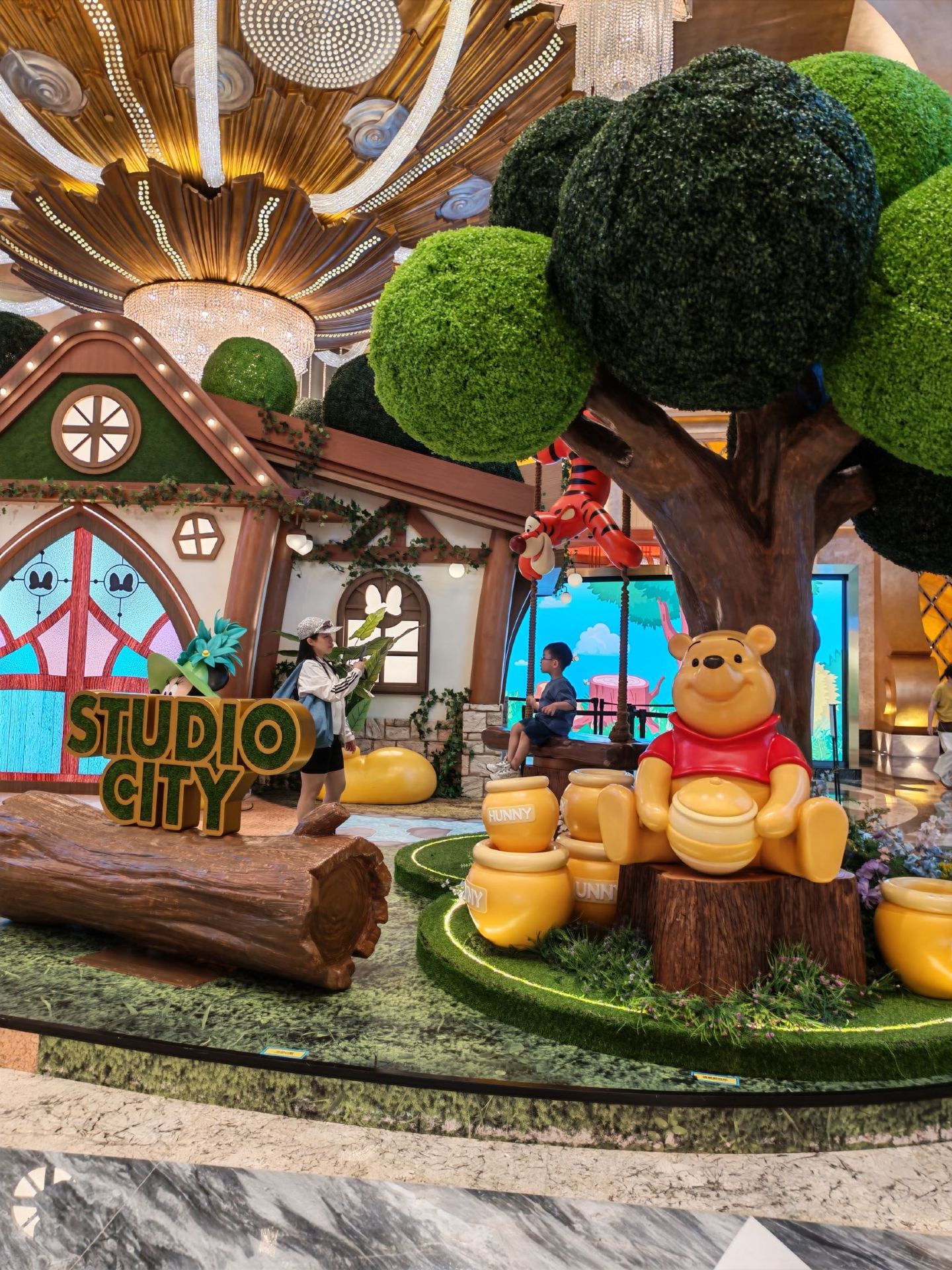 🎠 Điểm chụp ảnh gia đình lý tưởng tại Macau | Miễn phí vé vào cửa Casino Disney World mới, trẻ em chơi đến khi không muốn về! ✨

Đưa con đến Macau và đang tìm kiếm một thế giới cổ tích tuyệt vời và miễn phí để thư giãn? Lễ hội Disney Convergence do Studio City hợp tác với Disney tạo ra chắc chắn là lựa chọn hàng đầu cho các bậc phụ huynh chụp ảnh! Miễn phí vé vào cửa các khu vực công cộng, từ nay đến ngày 1 tháng 11 năm 2026. Hãy đưa con bạn đến thế giới cổ tích của Disney bất cứ lúc nào!

📸 Những điểm chụp ảnh không thể bỏ lỡ dành cho các bậc phụ huynh và trẻ em

🟡Cổng Đông Bắc | Mickey khổng lồ cao 7m

Điểm chụp ảnh bắt mắt nhất! Mickey khổng lồ cao 7 mét cầm cọ vẽ ma quái, bên cạnh hàm răng thép và chiếc mũi to chào đón, từ xa đã thấy đầy ấn tượng, trẻ em nhìn thấy lập tức hét lên thích thú!

🌿Ngôi nhà kỳ diệu trong rừng | Sảnh vào tầng 1

Một chốn bí mật xanh mướt như trong truyện cổ tích với các nhân vật kinh điển như Mickey, Minnie, Pooh, Jumping Tiger, Bạch Tuyết và một "trạm chụp ảnh ma thuật" nơi bạn có thể chụp ảnh dán sticker!

🌈 Thị trấn Cầu Vồng Kỳ Diệu | Tầng 1, Lối vào Ga Tàu Điện
Một điểm đến không thể bỏ qua dành cho những người hâm mộ "Metropolis"! Ali và Judy đang chờ bạn chụp ảnh tại khung cảnh bánh donut khổng lồ và cầu vồng, và kẹo bông gòn miễn phí được phát vào những thời điểm nhất định mỗi ngày!

🌊 Đảo Đại Dương Kỳ Diệu | Tầng 1, Quảng trường Thời đại
Bạn có thể lên du thuyền khổng lồ "Cuộc phiêu lưu của Vịt Donald" để chụp ảnh, ngoài ra còn có rạn san hô phát sáng "Dưới đáy biển", quầy bar tương tác Stitch và các trò chơi tại gian hàng.

🎡 Các tiện ích vui chơi khác dành cho cha mẹ và trẻ em

Vòng đu quay hình số 8 có 5 khoang theo chủ đề Disney (Mickey, Vịt Donald, Stitch, Winnie the Pooh, Ali và Judy), nhìn ra Taipa! Nơi đây còn có công viên nước lớn nhất nước Úc (nhiệt độ trong nhà luôn ổn định 30°C quanh năm), công viên Manfen (4 tầng, 5 khu vực theo chủ đề) và khu vui chơi Nick Cool Play Town (SpongeBob SquarePants, đội Wang Pao), một điểm đến lý tưởng cho cả bố mẹ và con cái thư giãn!

💡 Mẹo khi đến Studio City

· Miễn phí vào cửa: Việc check-in tại các khu vực công cộng hoàn toàn miễn phí
· Nên đến vào các ngày trong tuần: Tránh đám đông cuối tuần để dễ chụp ảnh hơn
· Lộ trình chụp ảnh gợi ý: Cổng Đông Bắc - Chuột Mickey khổng lồ → Tầng 1 - Khu Cầu Vồng Kỳ Diệu → Quảng trường Thời đại - Đảo Đại Dương Kỳ Diệu → Sảnh chính - Nhà Rừng Kỳ Diệu
· Ẩm thực theo chủ đề: Thưởng thức các món ăn theo phong cách Disney tại nhà hàng “Galaxy” hoặc mua các món tráng miệng phiên bản giới hạn tại “Louvre Gallery”
· Cửa hàng lưu niệm giới hạn: Quảng trường Thời đại có cửa hàng pop-up của Disney, nơi bạn có thể mua các vật phẩm độc quyền

Hãy đưa con bạn đến Studio City để chụp ảnh với các nhân vật Disney và tạo nên những kỷ niệm khó quên cùng bố mẹ và con cái! 🎈

#Địa điểm vui chơi gia đình Macau #Cinema City #Lễ hội Disney Gathering Carnival #Chụp ảnh miễn phí #Du lịch gia đình