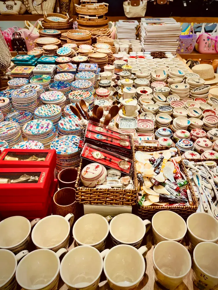 お土産の品揃えがとにかく豊富！それだけじゃない魅力がいっぱい。