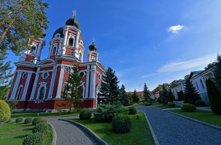โบสถ์ในประเทศมอลโดวา (Moldova) มีเอกลักษณ์เด่นคือศาสนาคริสต์นิกายออร์โธดอซ์