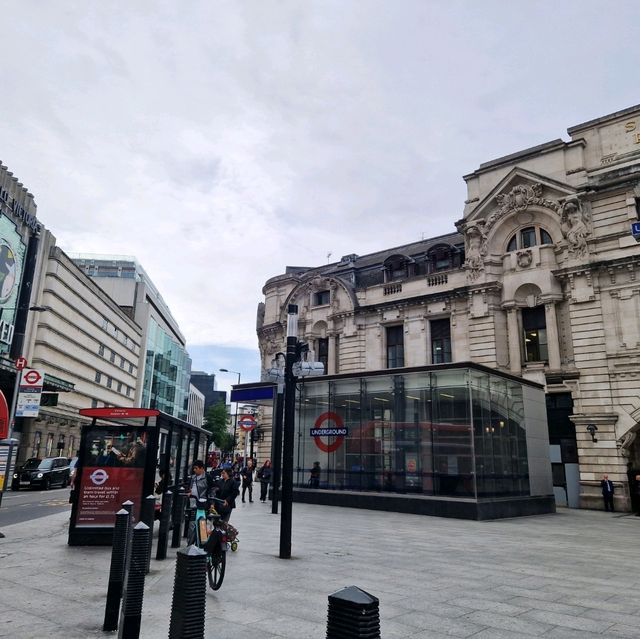 🚂🇬🇧 Discovering Victoria Station: London's Transportation Hub! 🚆🚇