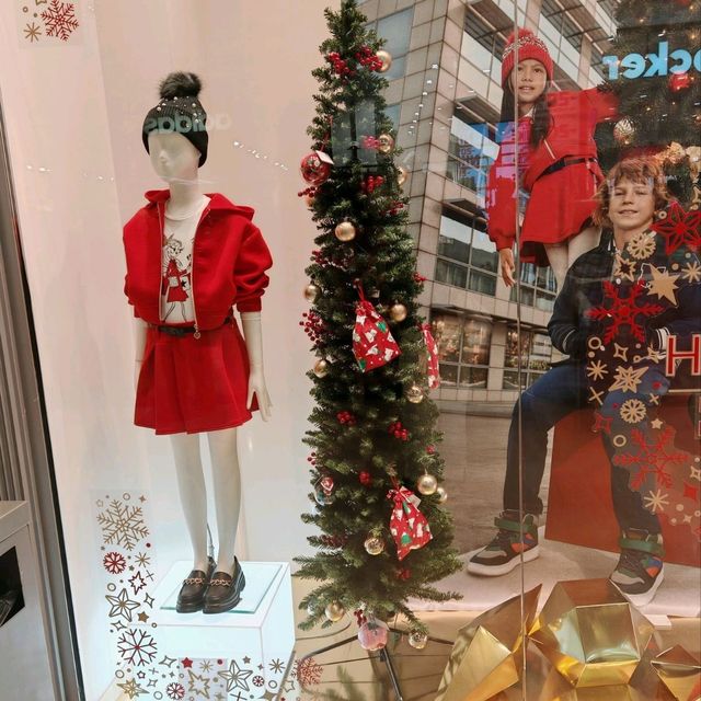 Cozy Christmas: Festive Red Pajamas and Thoughtful Gifts!  