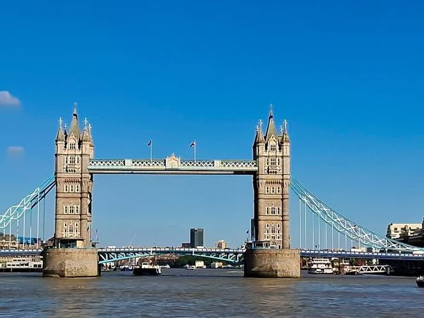 🌉 London’s Timeless Gatekeeper: Tower Bridge Unfolded 🌇  
