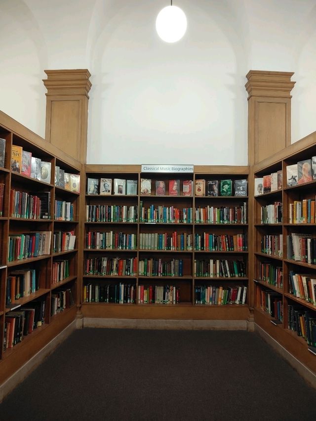 🏛️ Manchester Central Library: A Dome of Light and Layers of Knowledge
