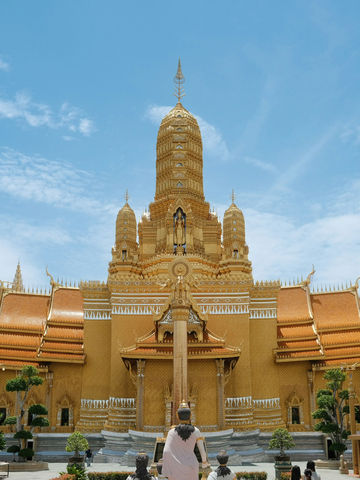 황금의 숨결이 깃든 사원의 아침 🇹🇭