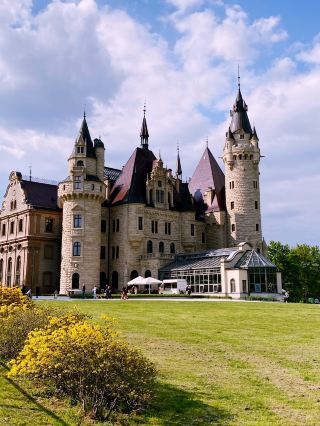 🏰 เทพนิยายโปแลนด์: มนต์เสน่ห์ มรดก และการพักผ่อนท่ามกลางธรรมชาติในมอสนา