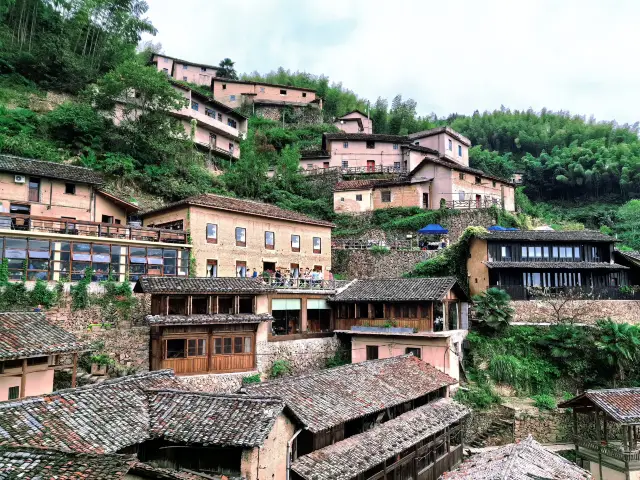 The village on the edge of the cliff - Chenjiapu Village